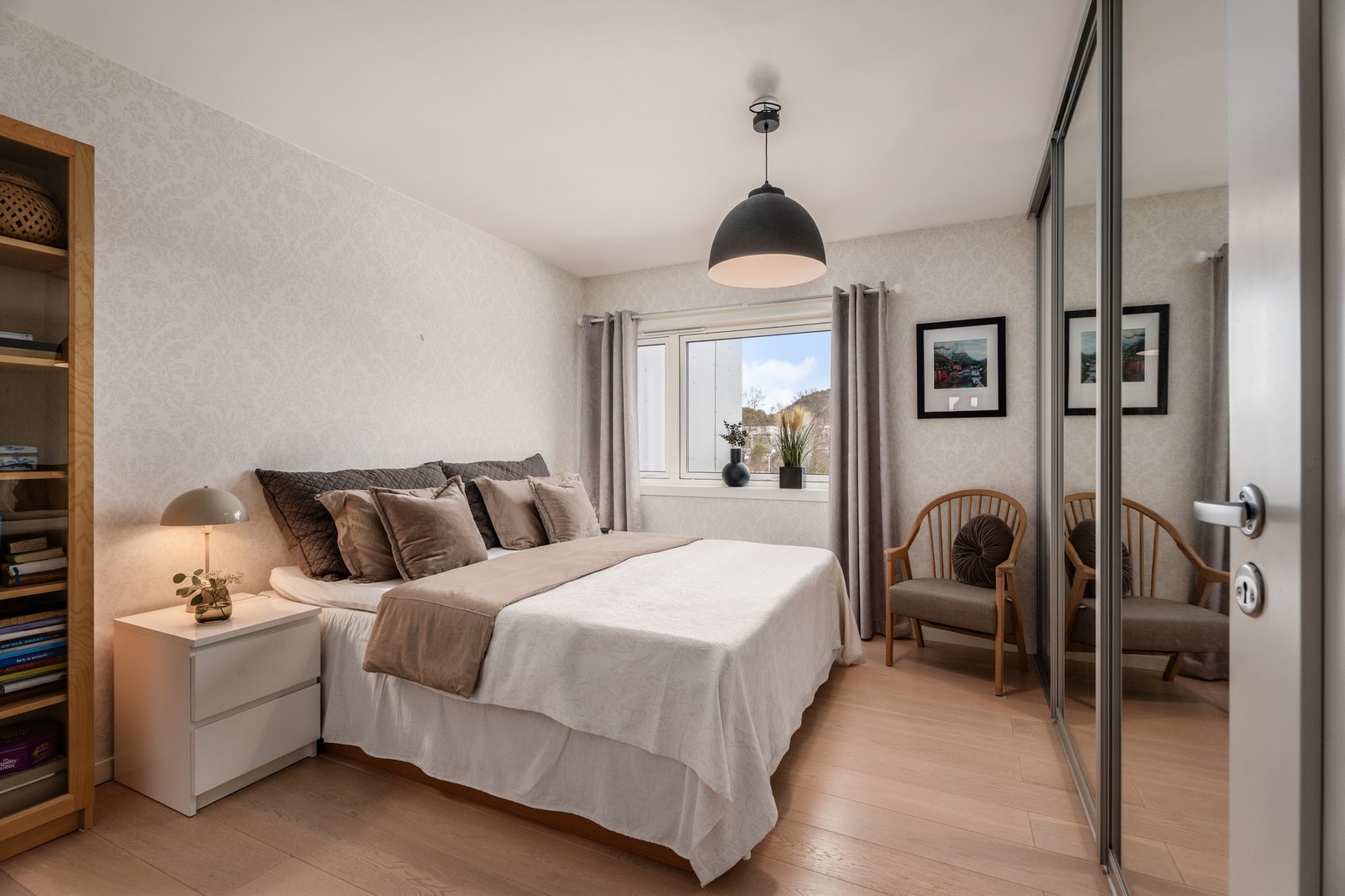 Hovedsoverommet har god plass til dobbeltseng, tapet som er klassisk elegant og ikke minst en romslig skyvedørsgarderobe med speilfronter. Galleribilde