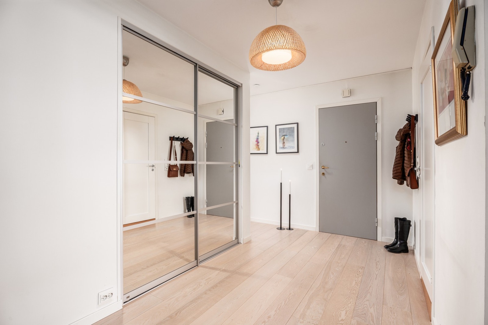 Når man kommer inn er det meget romslig hall med praktisk skyvedørsgarderobe. Legg også merke til det pene gulvet. Galleribilde