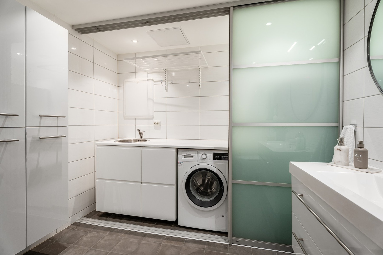 Legg godt merke til den supre arbeidsplassen, tørkemulighet, oppbevaringsmulighet og inspeksjonsluker. Dette setter selger stor pris på daglig. Galleribilde