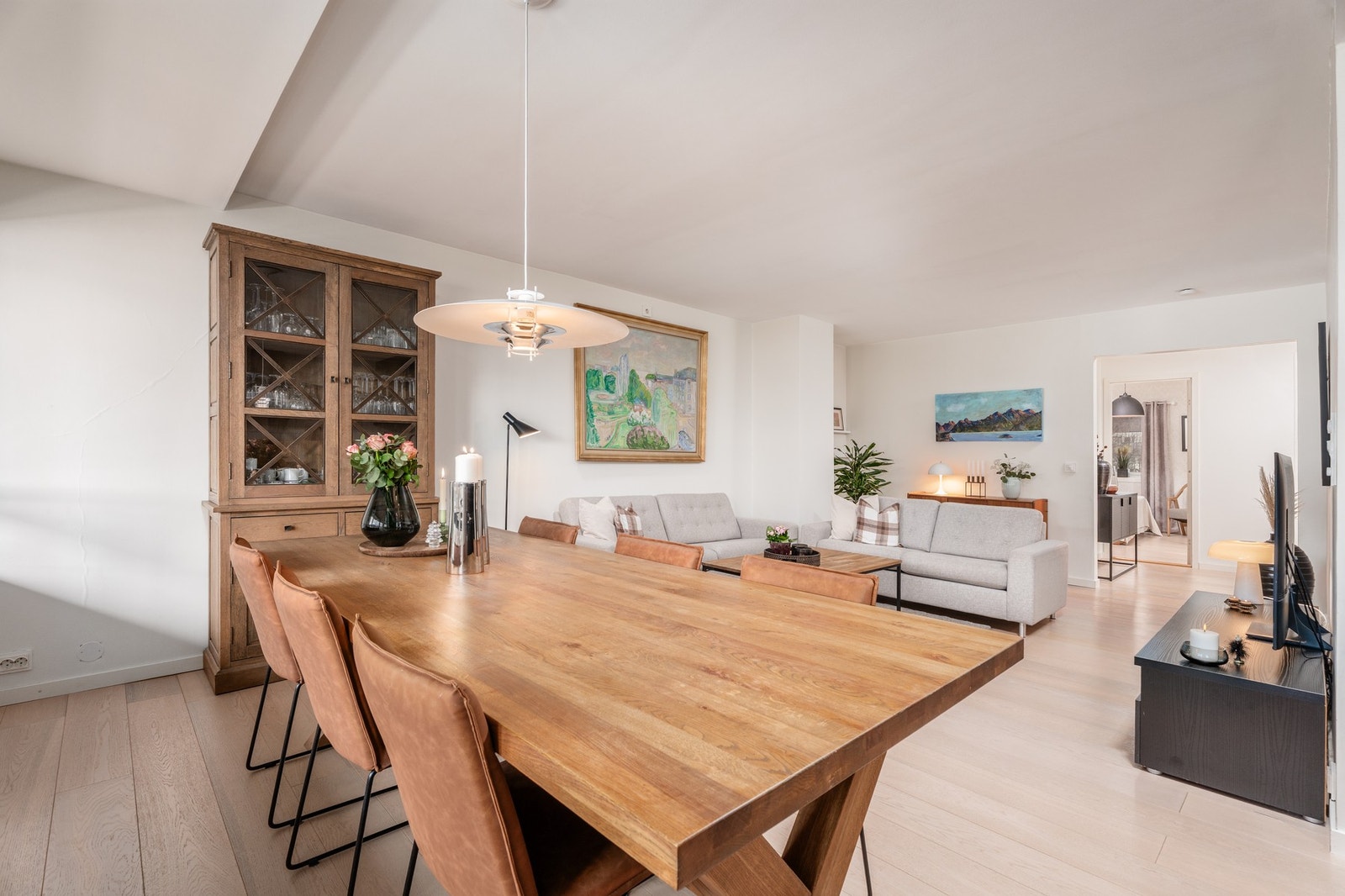 Den romslige stua har mer enn nok plass til stor spisestue i tillegg til sofagruppe. Legg også merke til den brede døråpning. Galleribilde