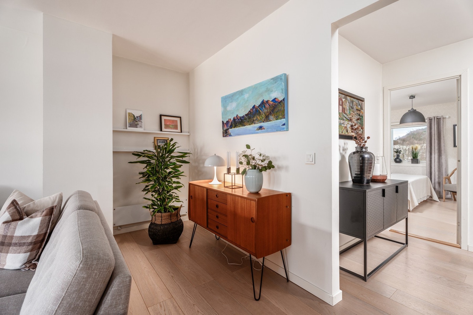 Leiligheten har listfrie overganger mellom vegg og himling samt lekre gulvflater med hvitlassert eikeparkett. Galleribilde