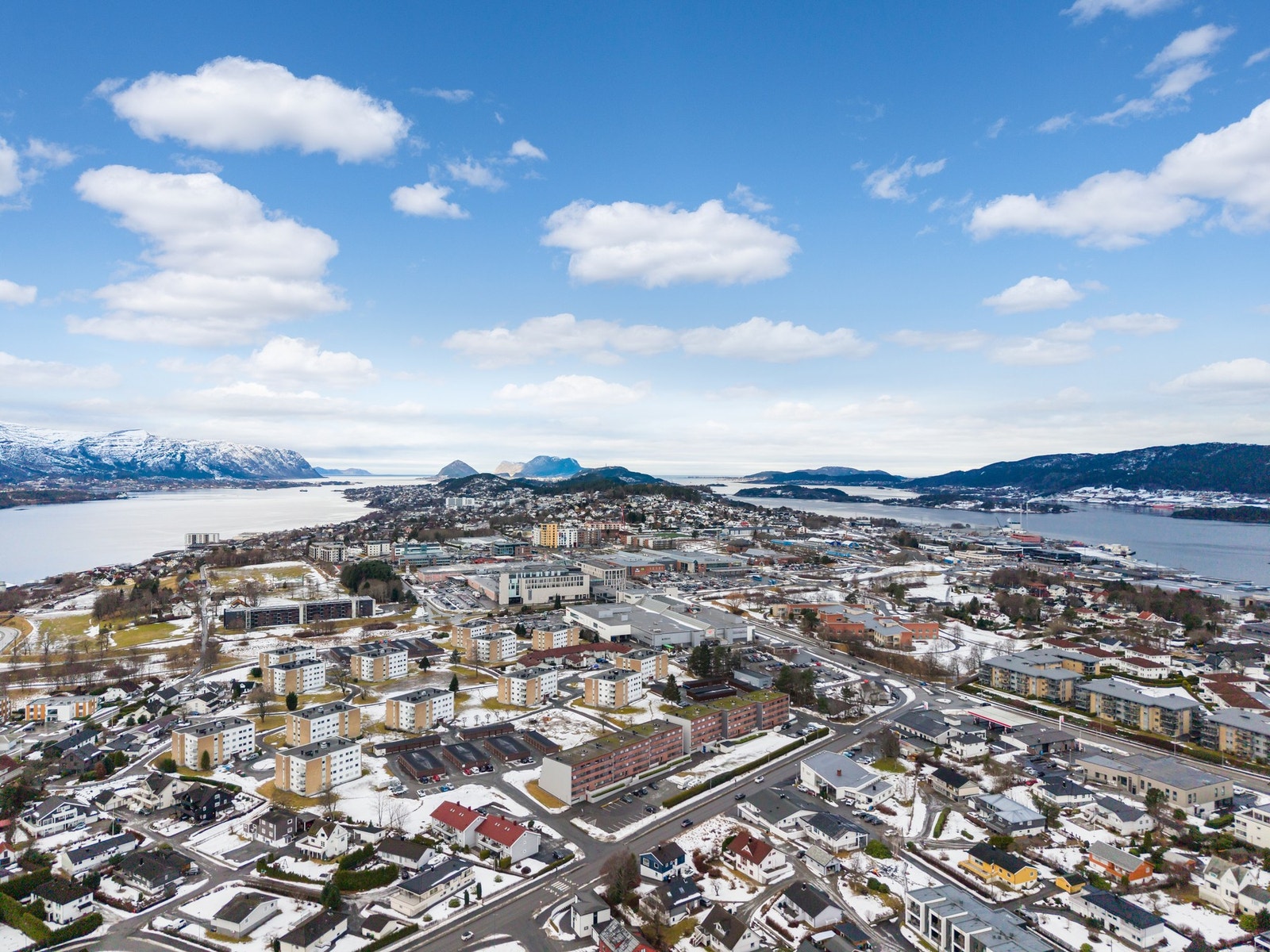 Oversiktsbilde med deler av Spjelkavika, Aspehaugen, Moa og lengst mot vest ser du både Sukkertoppen og Storehornet på Godøya. Galleribilde