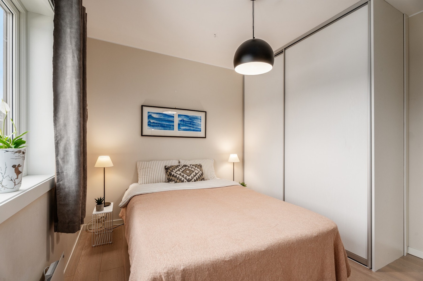 Her er det installert garderobe med skyvedører fra Leba. Galleribilde