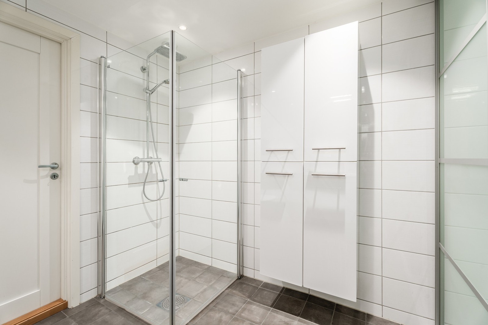 Badet er helfliset og har spotbelysning i himling. Dusjdørene kan med enkelhet foldes innover. Galleribilde