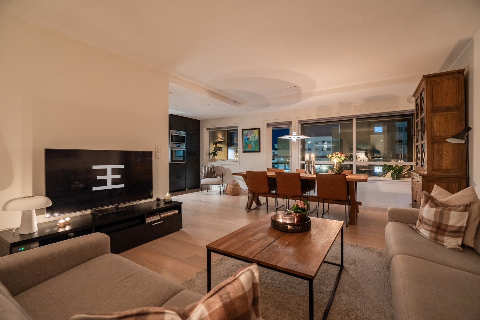 Leiligheten er moderne og elegant, men har samtidig et koselig og lunt preg. Det kan man lett se av dette bildet. Galleribilde