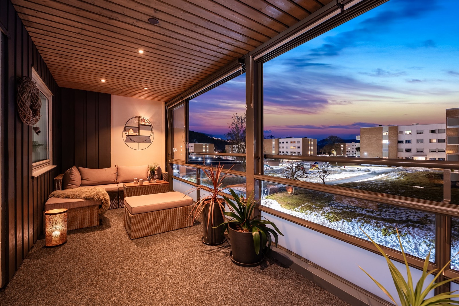 Belysning i himling og glassfasade som kan åpnes og lukkes ved behov, samt godt plass til dine favorittmøbler gjør verandaen ekstra koselig. Nærmest som en liten oase. Galleribilde