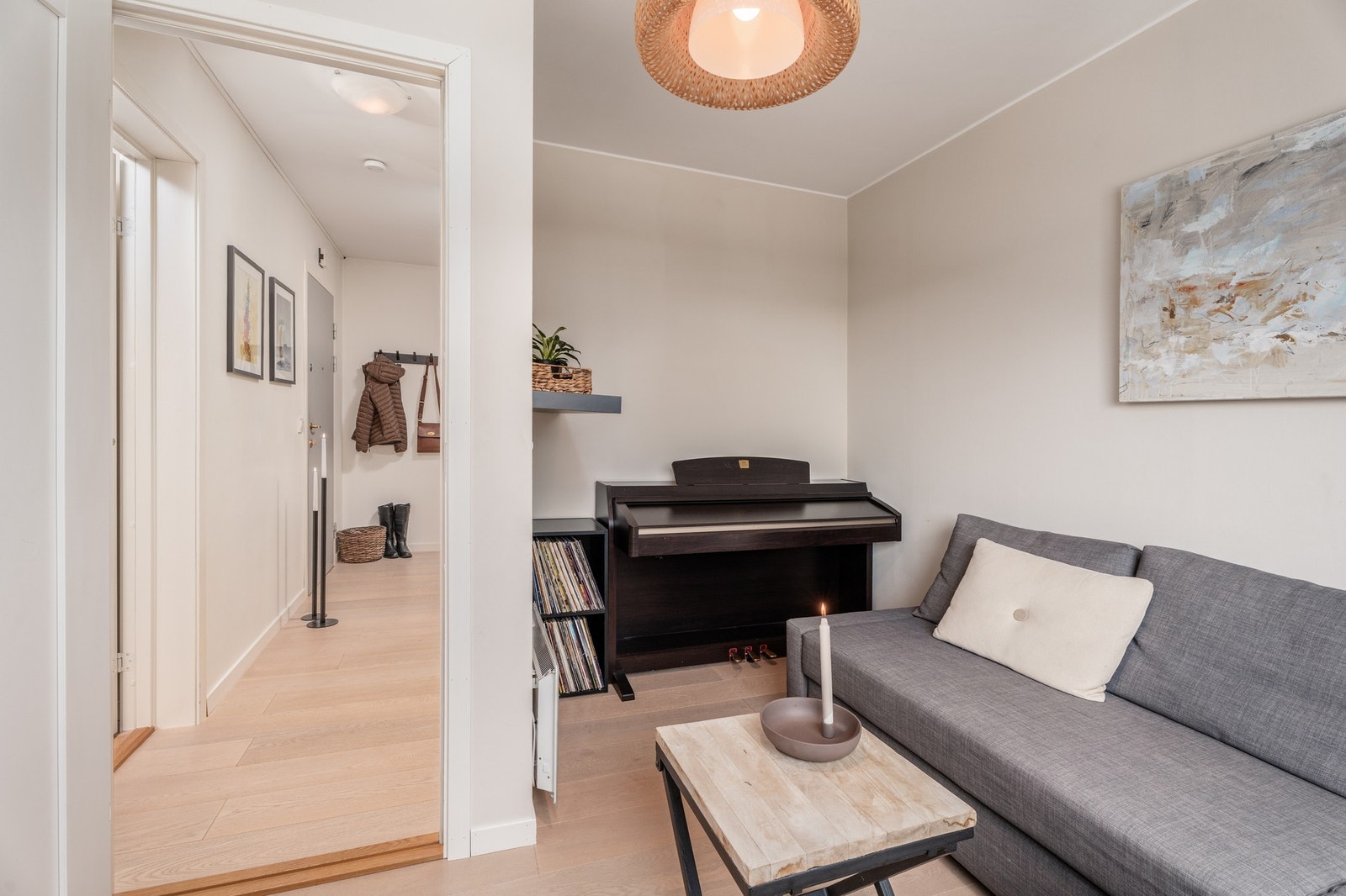 Hele leiligheten ble oppgradert og fornyet i 2016. Den har et gjennomgående elegant preg med gode materialvalg og delikate nyanser på overflater Galleribilde