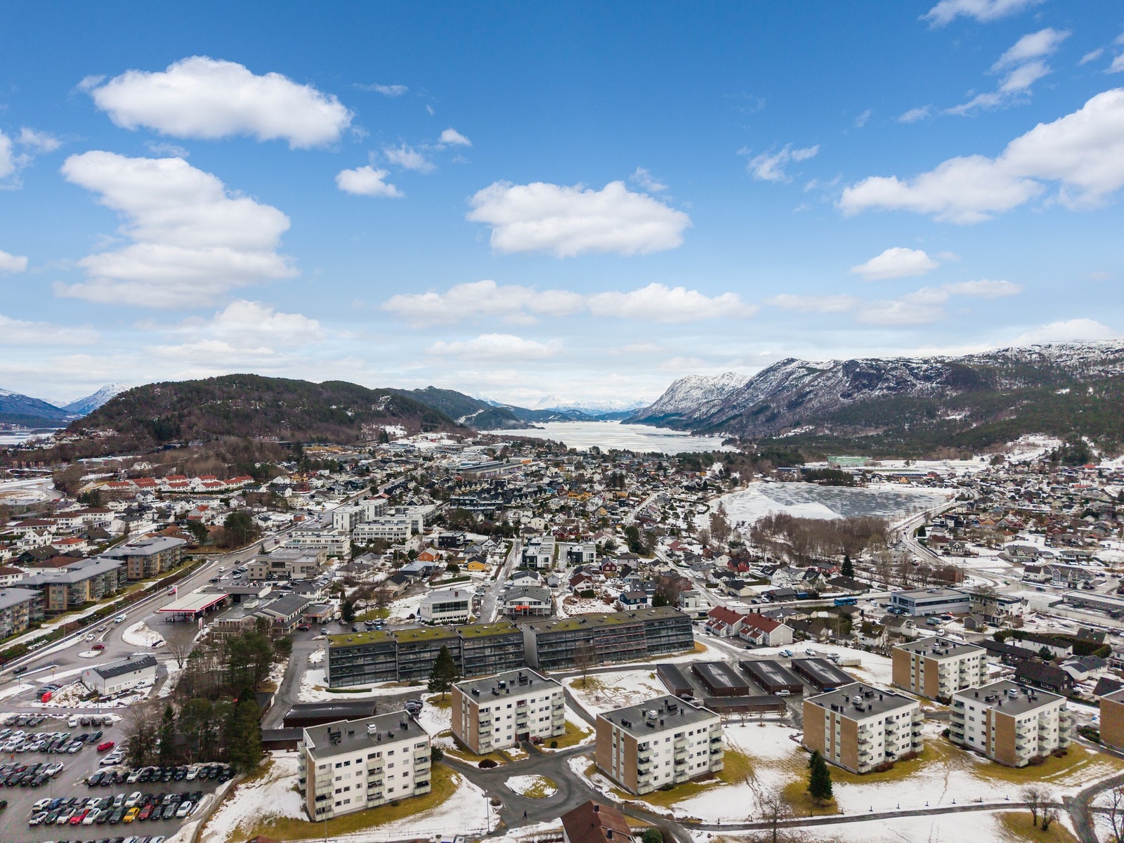 Oversiktsbilde med Brusdalsvannet lengst øst og med Lillevannet til høyre i bildet. Galleribilde