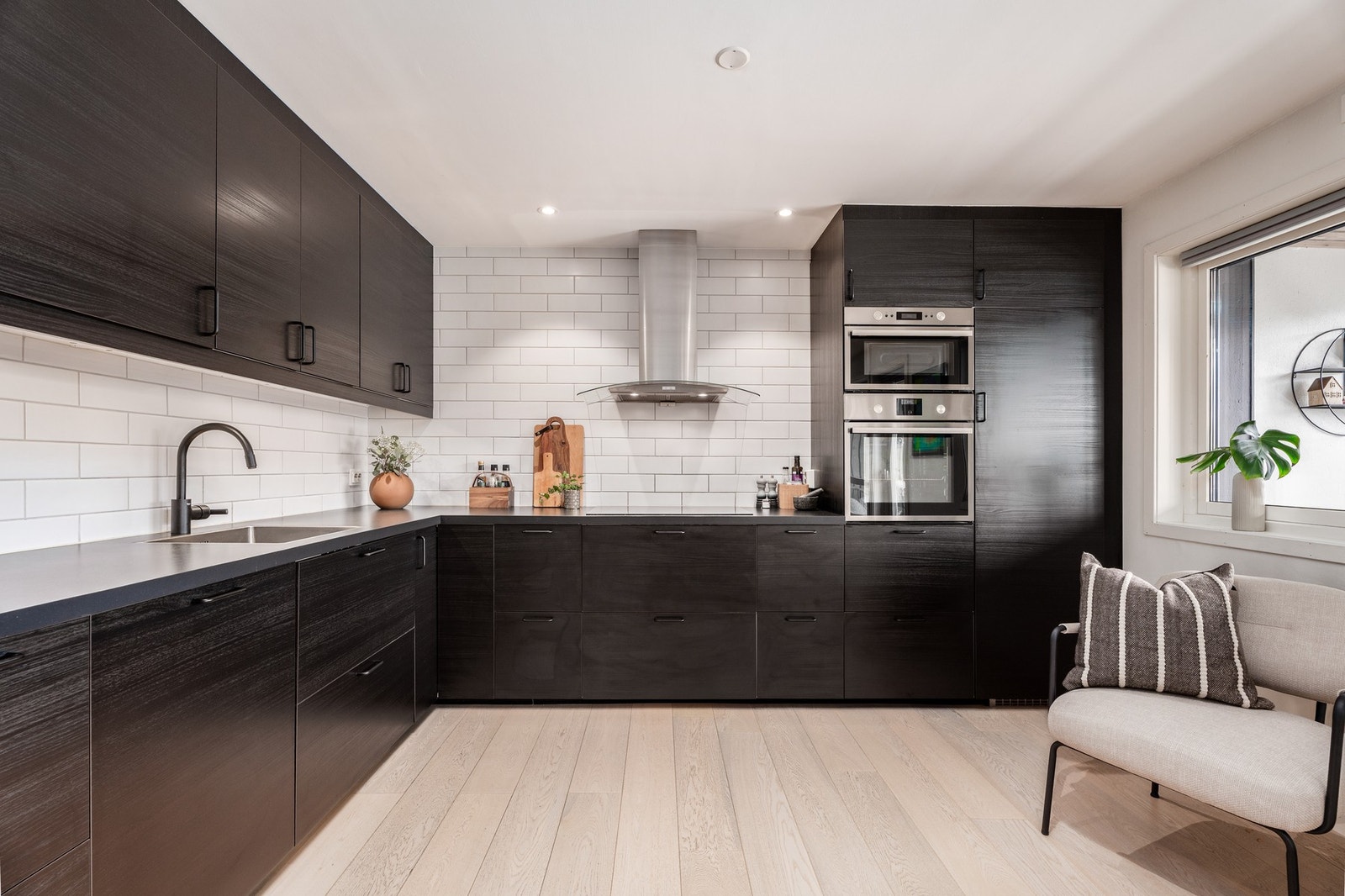 Kjøkkenet har innholdsrik innredning, god arbeidsbenk og ikke minst integrerte hvitevarer. Leiligheten har både waterguard og komfyrvakt. Legg merke til de de flotte flisene på veggen. Galleribilde