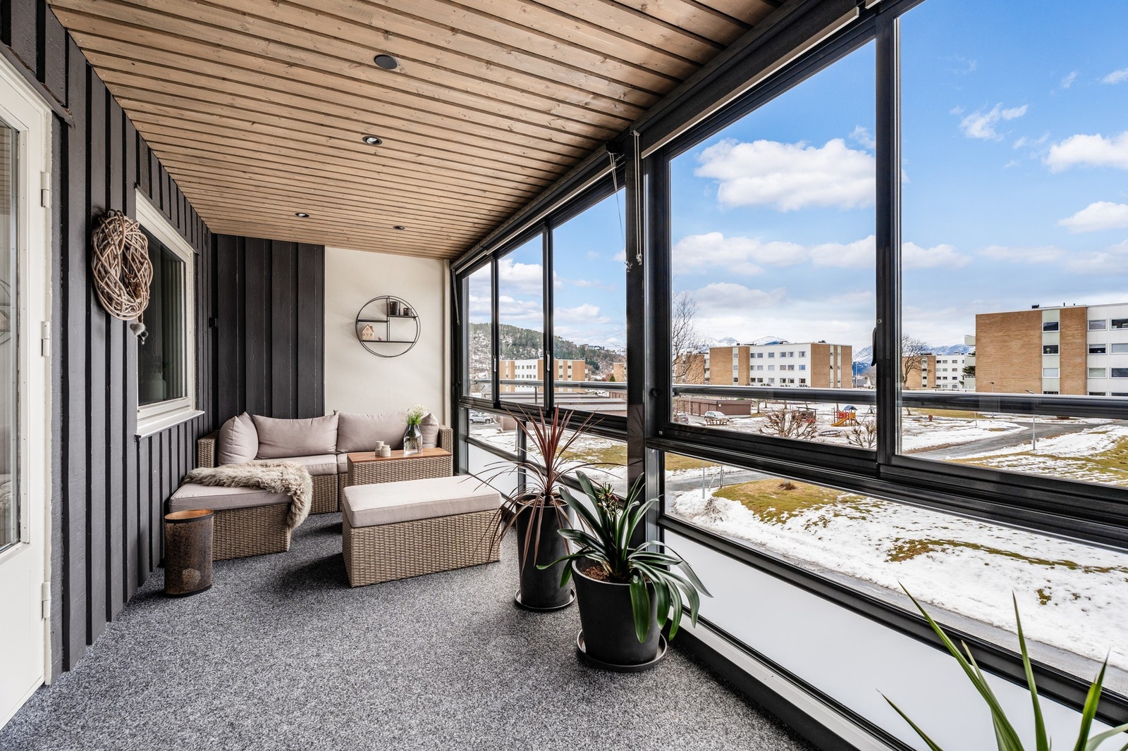 Selger har sørget for en ekstra lun atmosfære i den inneglassede verandaen. Glassfasade mot vest kan selvsagt åpnes på varme sommerdager. Galleribilde