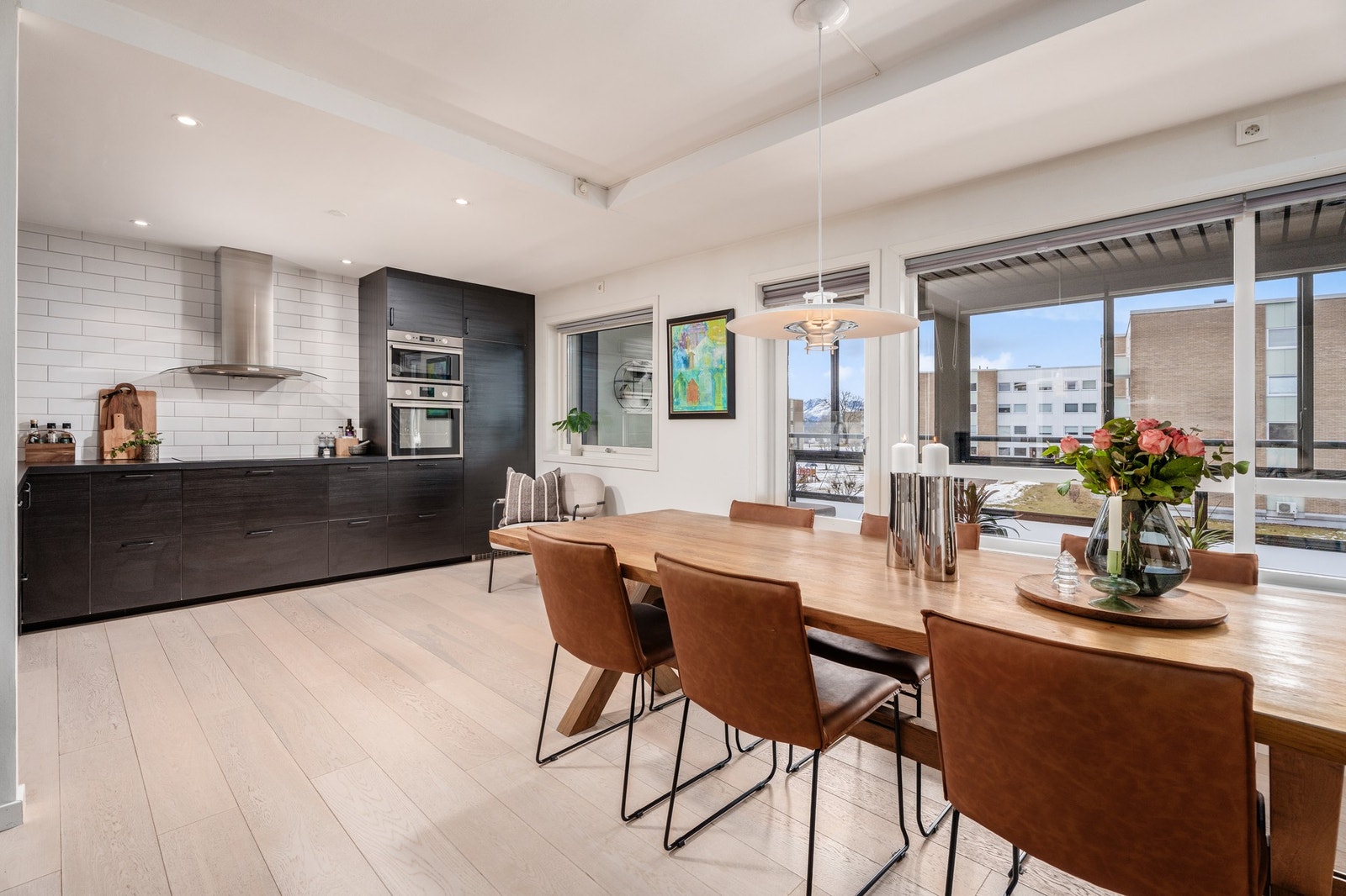 Her har du god plass til å ha familie og venner rundt bordet, fasaden er mot vest så her er det gode sol- og lysforhold. Legg også merke til elpunkt Galleribilde