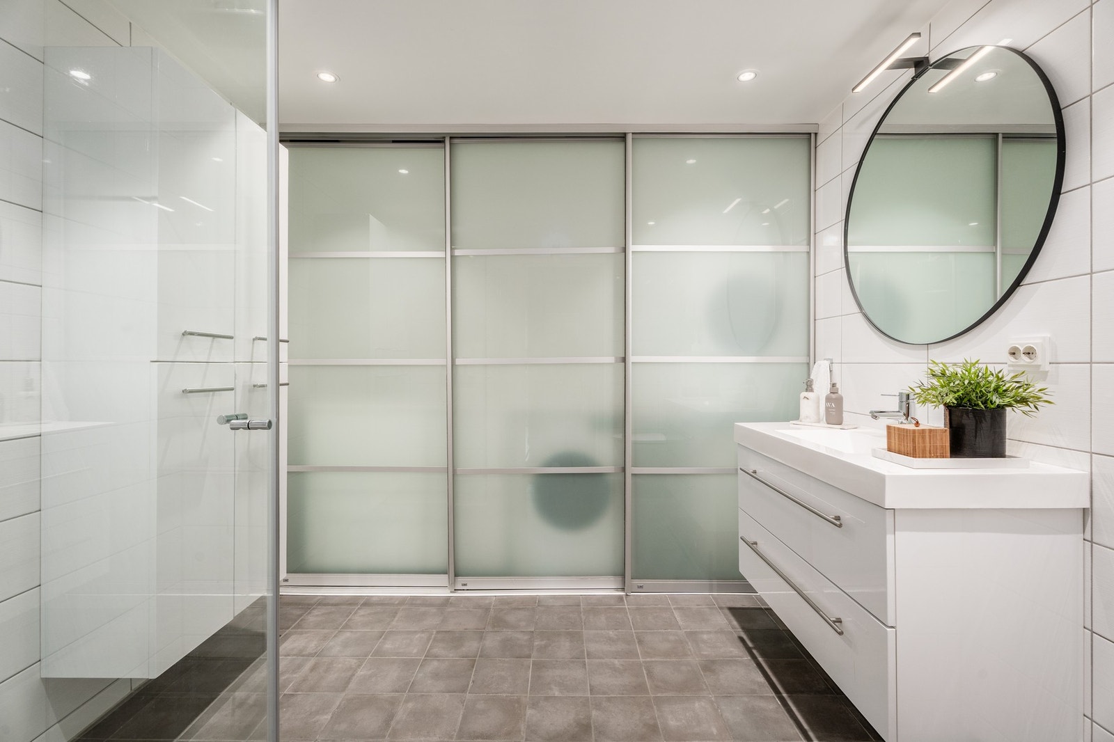 Badet er både romslig, pent og praktisk. Legg merke til all oppbevaringsplassen i høyskapene. Badet er også renovert i 2016. Galleribilde