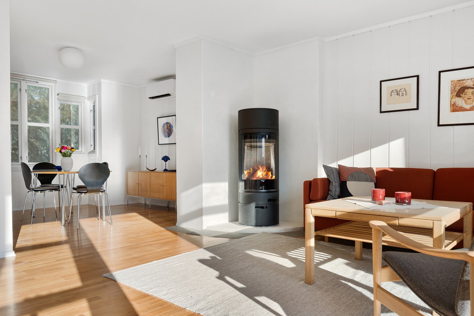 Rentbrennende peisovn Scan 85 med stor effekt. Galleribilde