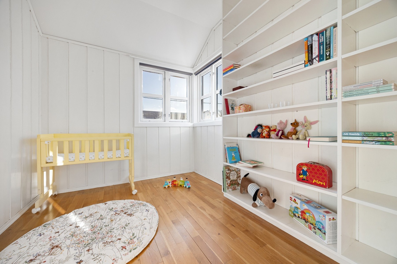 Soverommet passer perfekt som gjesterom, barnerom, kontor eller en kombinasjon av dette Galleribilde