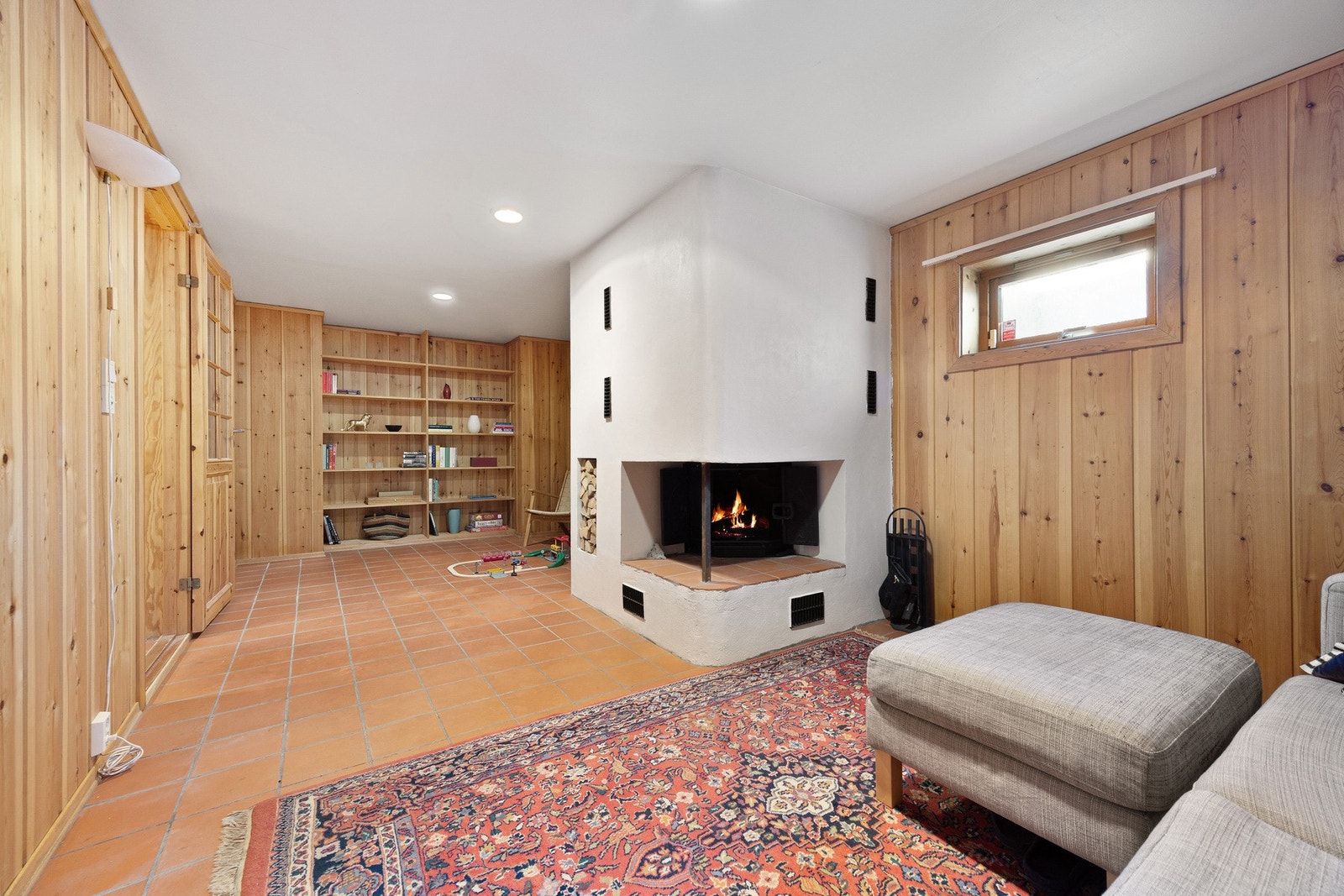 Disponibelt rom i kjeller. Brukes i dag som kjellerstue Galleribilde