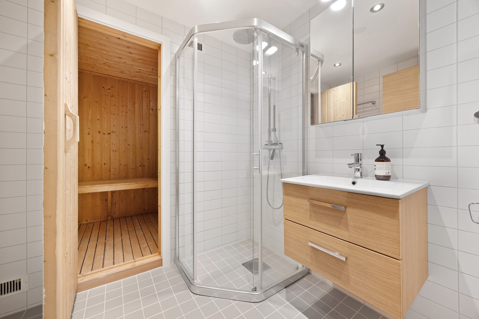 Praktisk flislagt baderom med badstue Galleribilde