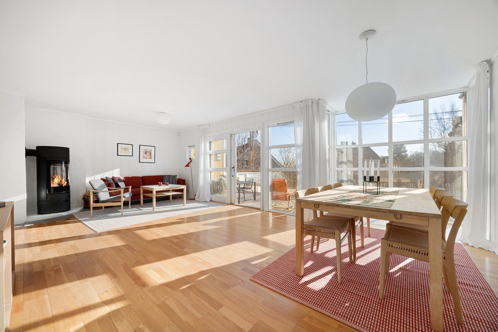 Boligen har store vindusflater og fremstår som lys og luftig. Galleribilde