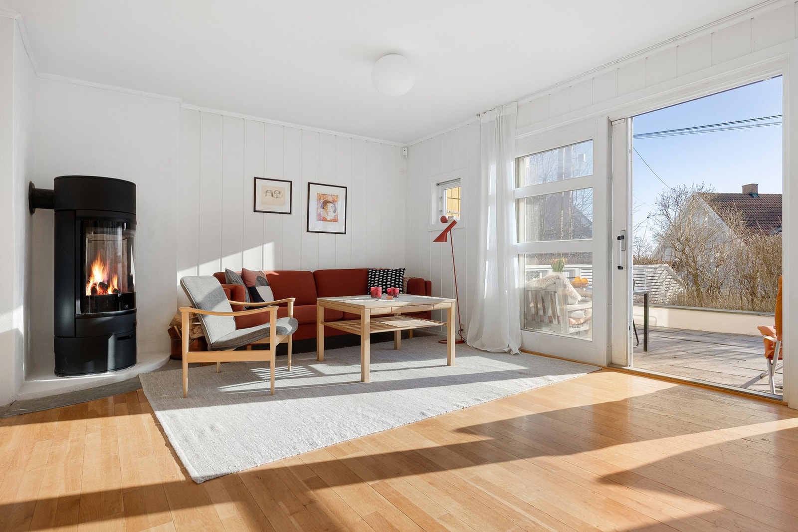 Stuen har flere naturlige møbleringssoner som gir god plass til en sofagruppe, mediemøblement, stor spisestue og annet ønskelig møblement. Galleribilde