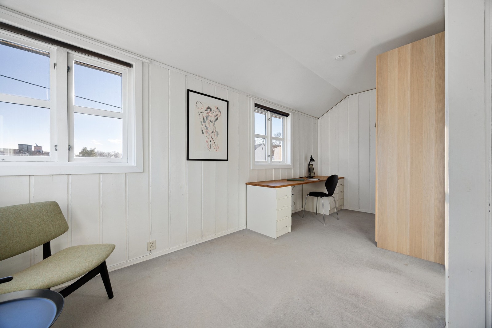 Praktisk soverom av god størrelse med plass til dobbeltseng, nattbord og garderobeskap Galleribilde