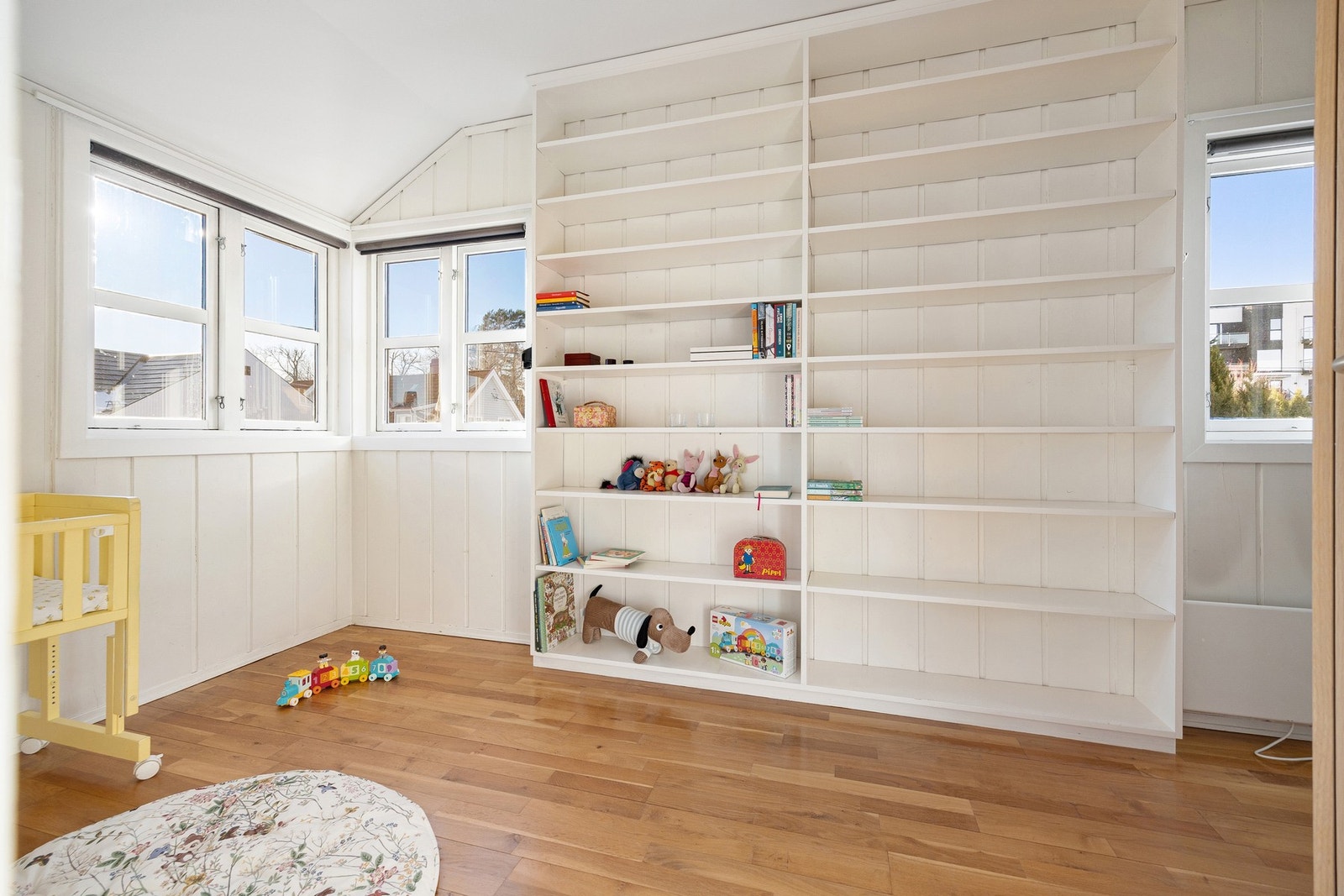 Praktisk soverom av god størrelse med plass til dobbeltseng, nattbord og garderobeskap Galleribilde