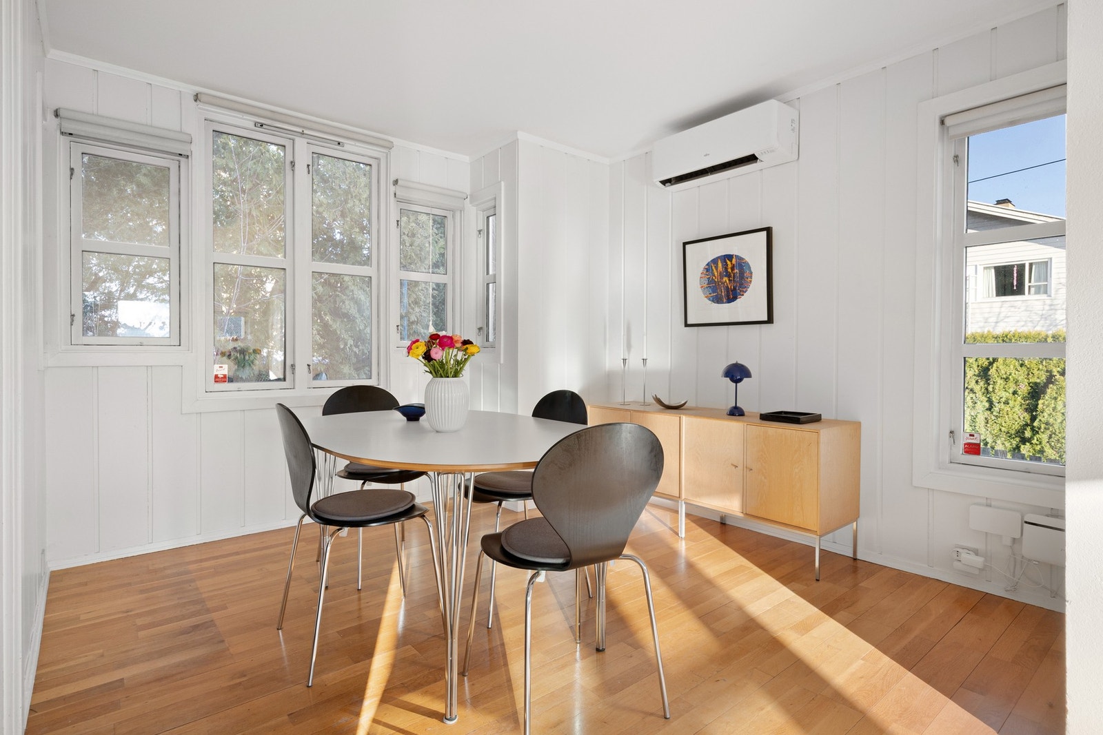 Det er egen sone med plass til praktisk spisebord ved siden av kjøkkenet. Galleribilde