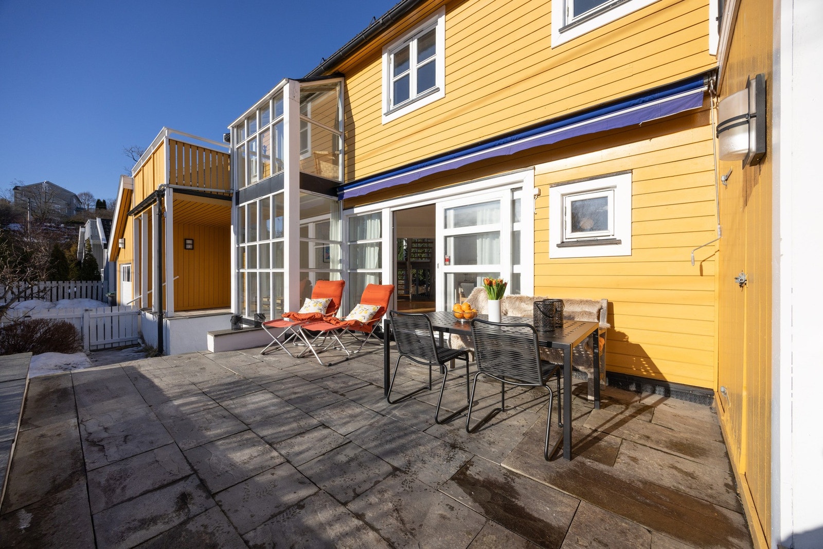 Her er det god plass til diverse utemøblementer, grill og annet ønsket møblement. Galleribilde