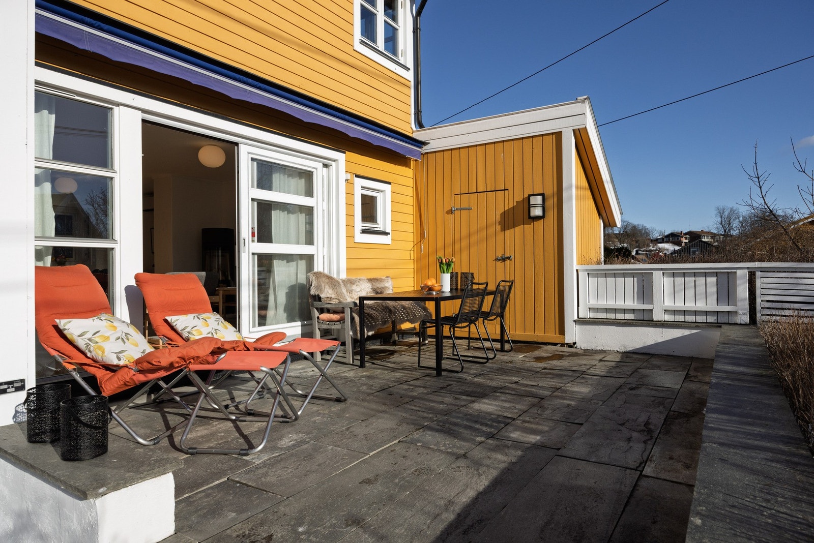 Terrassen har en utvendig bod for oppbevaring av uteputer, redskap og annet. Galleribilde