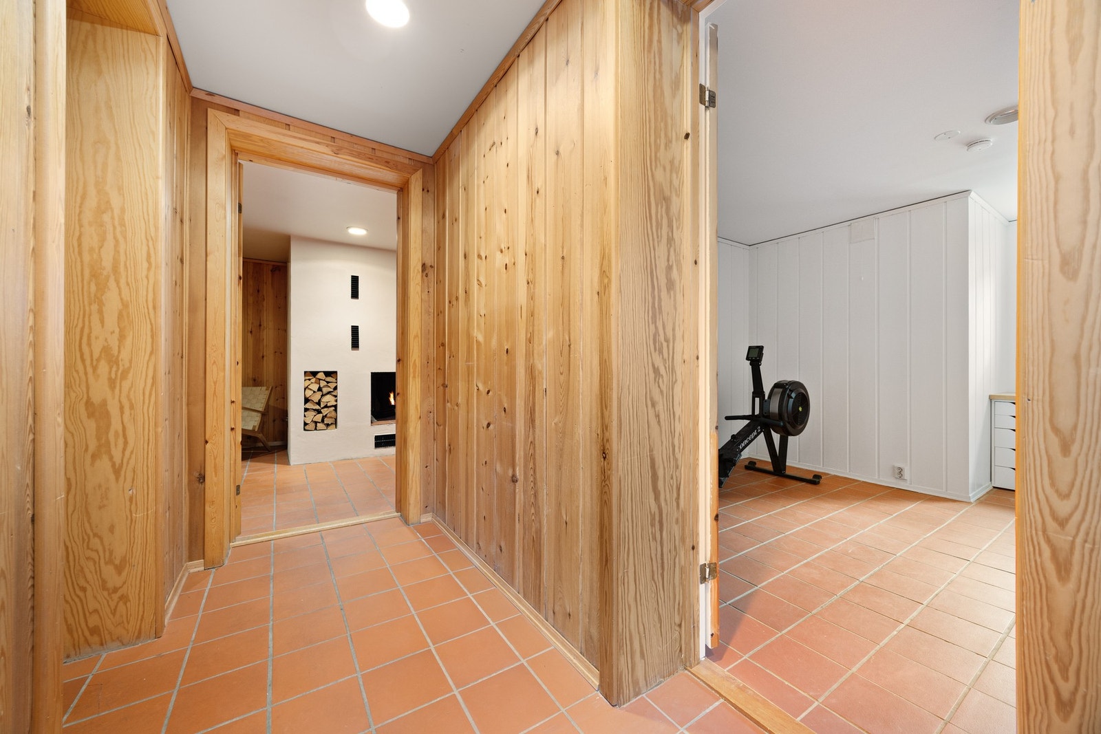 Kjelleren har to disponibelle rom som kan brukes til b.l.a treningsrom, kjellerstue mm. Galleribilde