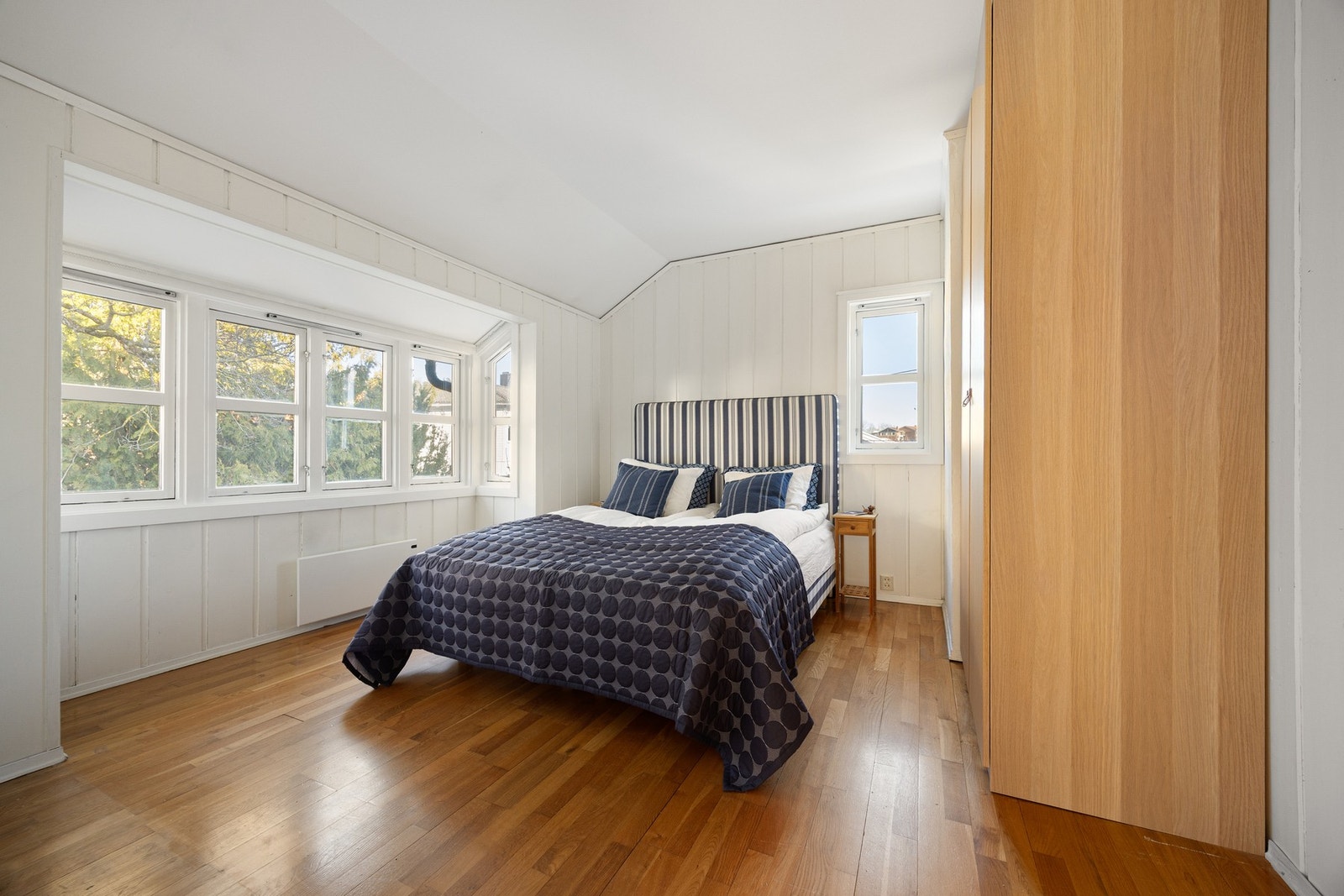 Stort hovedsoverom med god plass til dobbeltseng, garderobeskap, nattbord og annet møblement Galleribilde