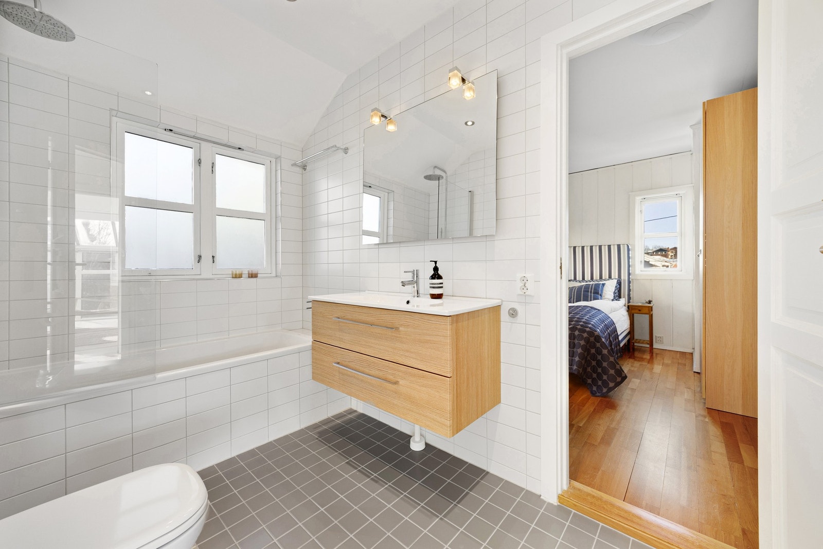 Soverommet har dør inn mot et praktisk flislagt baderom av god størrelse Galleribilde