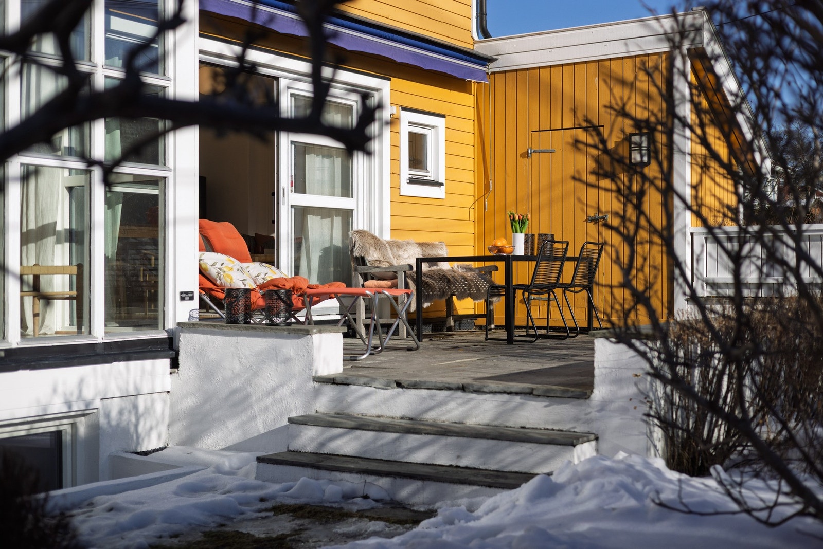 Det er direkte adgang til hagen via trapp fra terrassen. Galleribilde