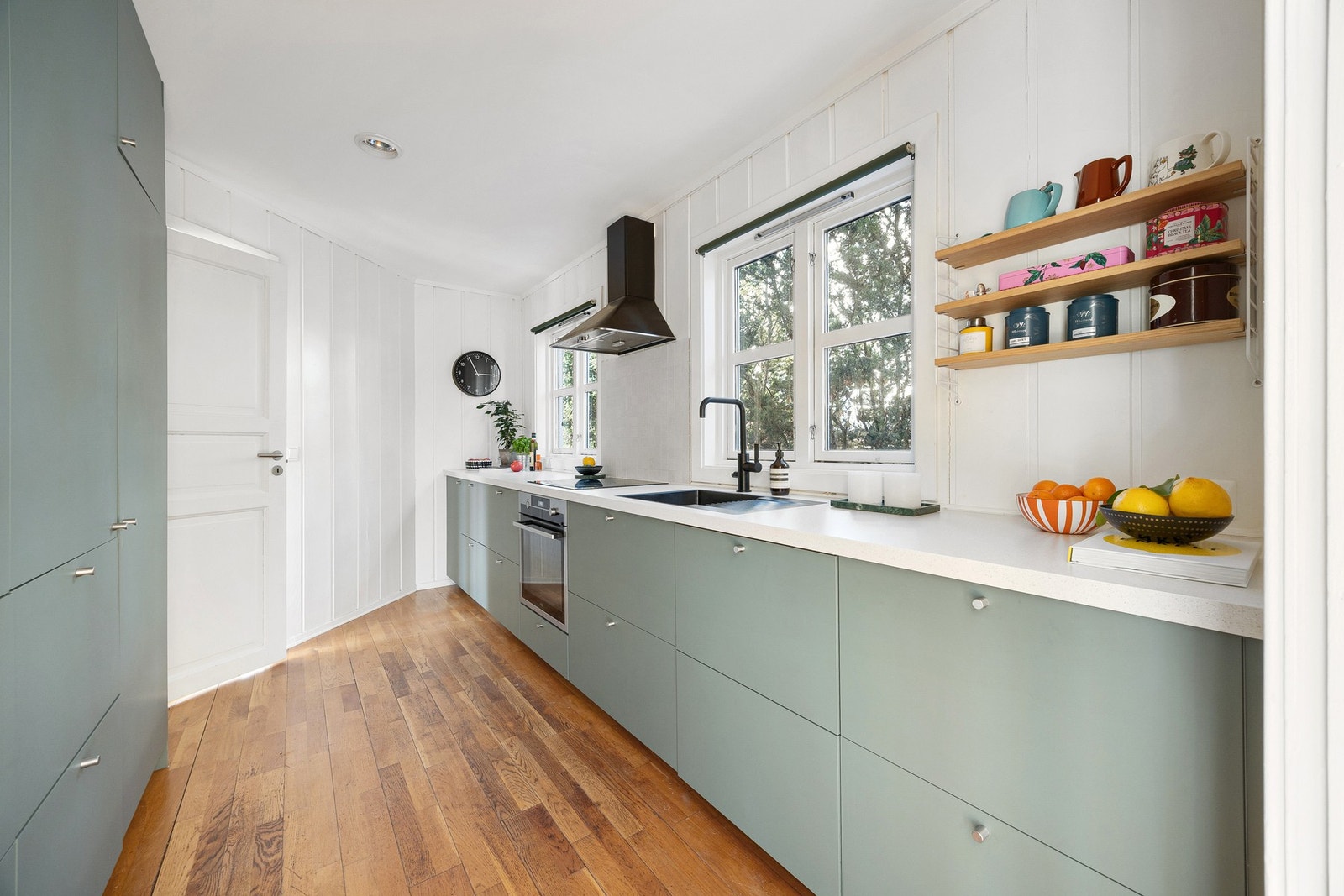 Stort separat kjøkken med stilren kjøkkeninnredning fra 2022 Galleribilde