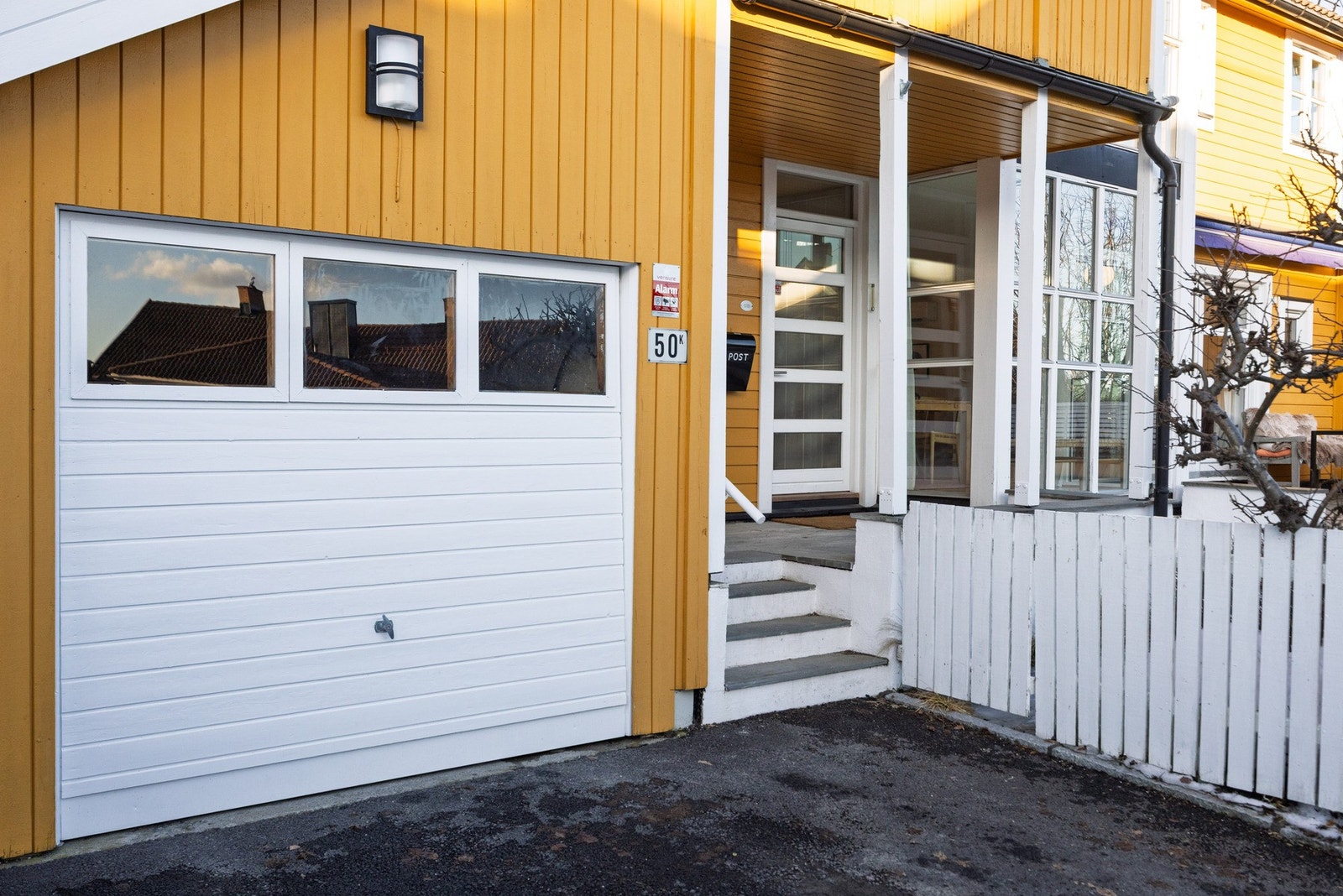 Garasje er oppført med elbil-lader Galleribilde