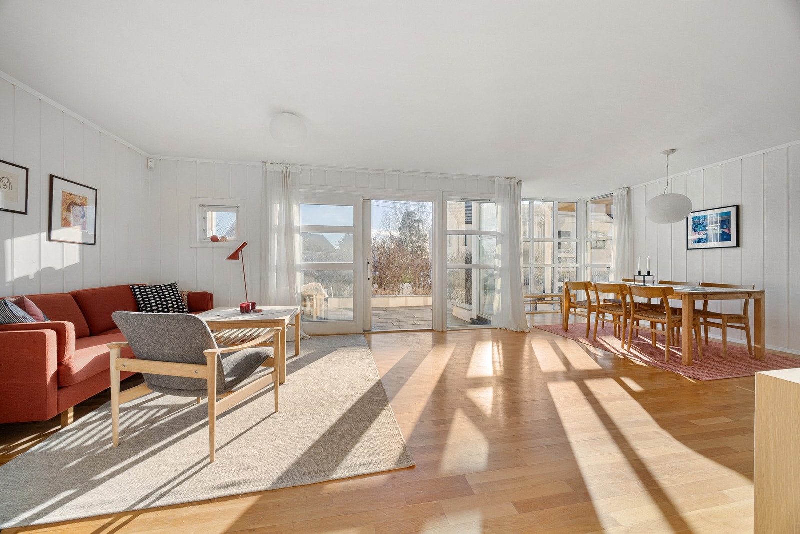 Lys og luftig stue med store vindusflater som gir rikelig med naturlig lys og en flott romfølelse Galleribilde