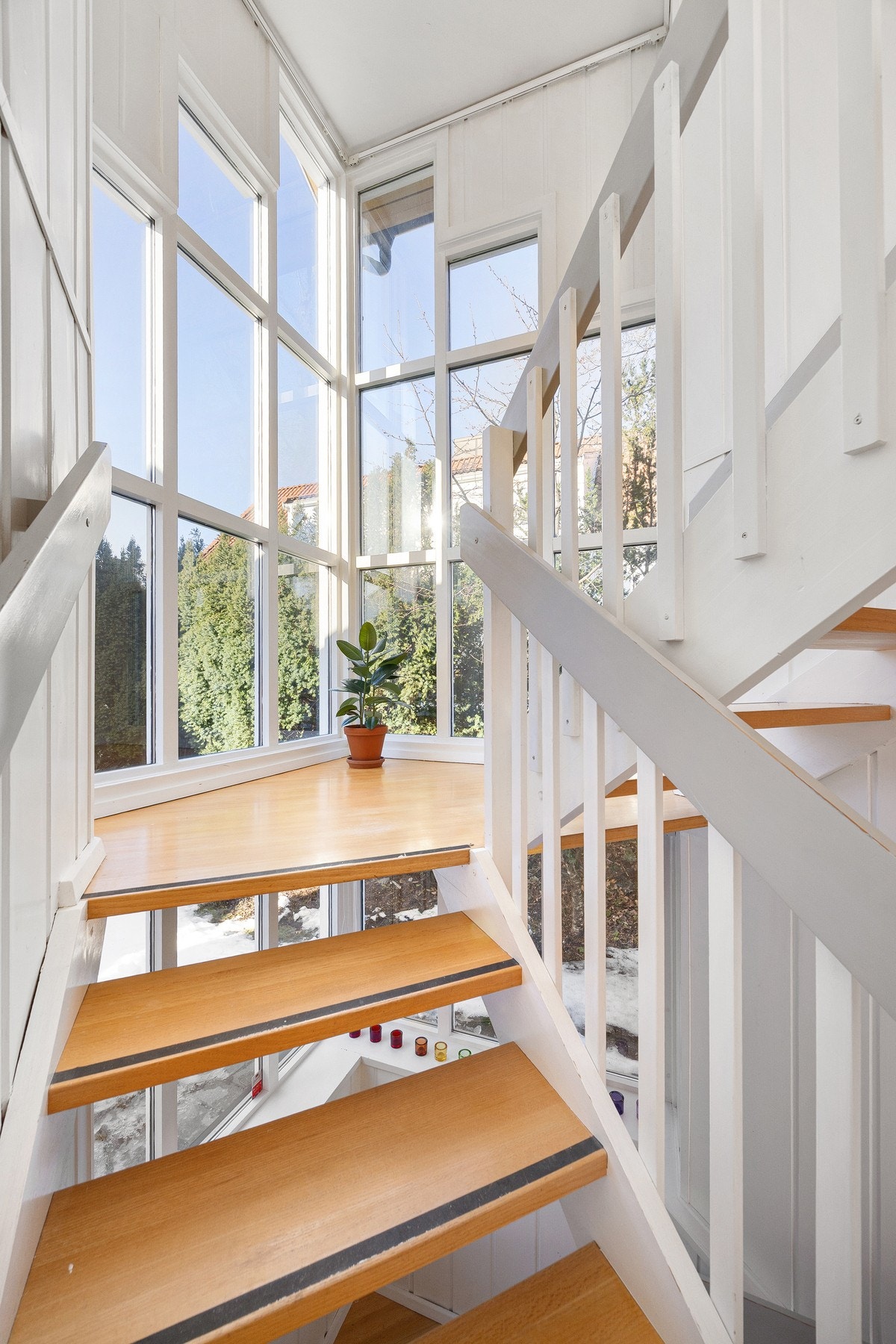 Boligen har en flott trappeoppgang med vindusflater fra gulv til tak. Galleribilde