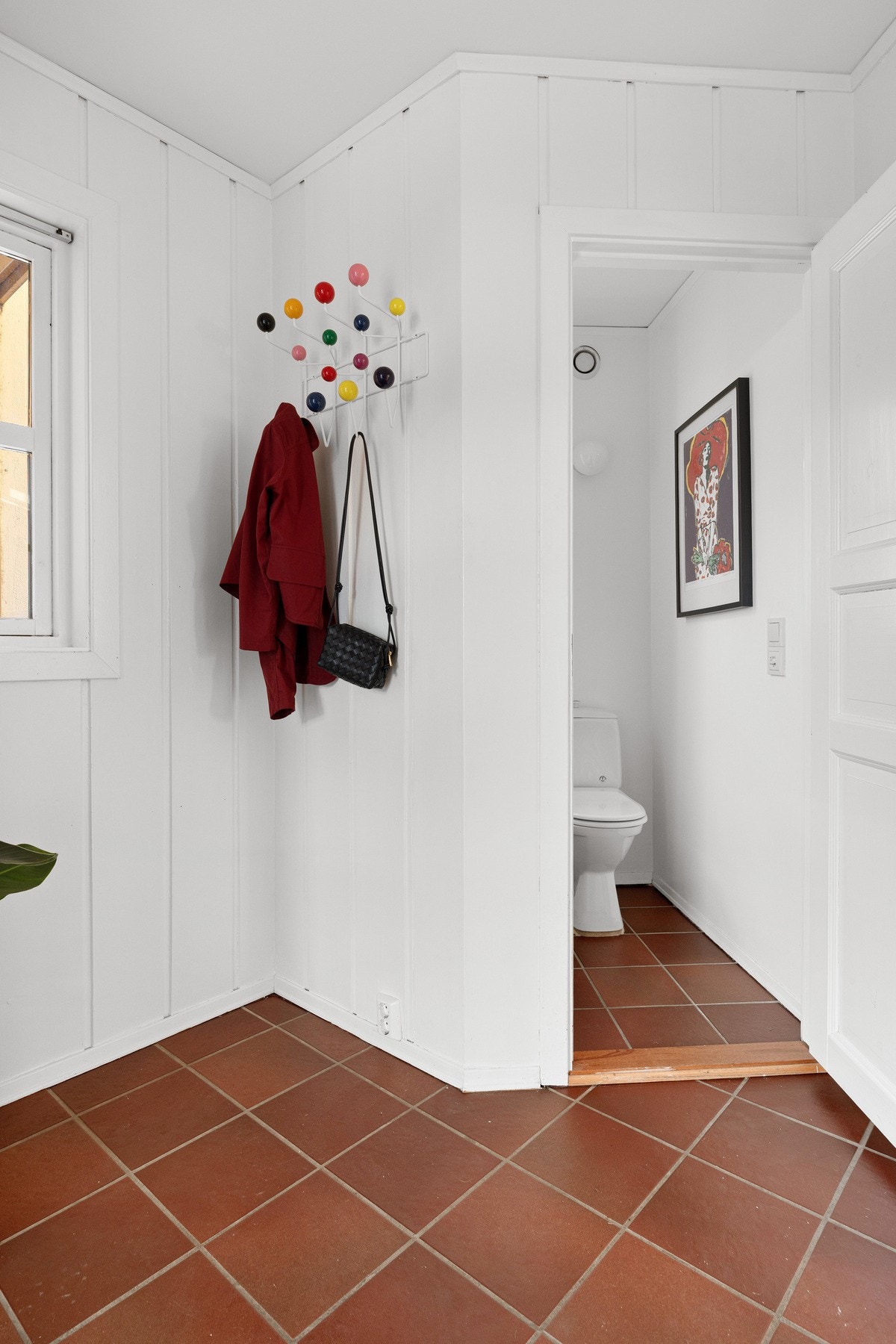 Praktisk gjestetoalett i entréen Galleribilde