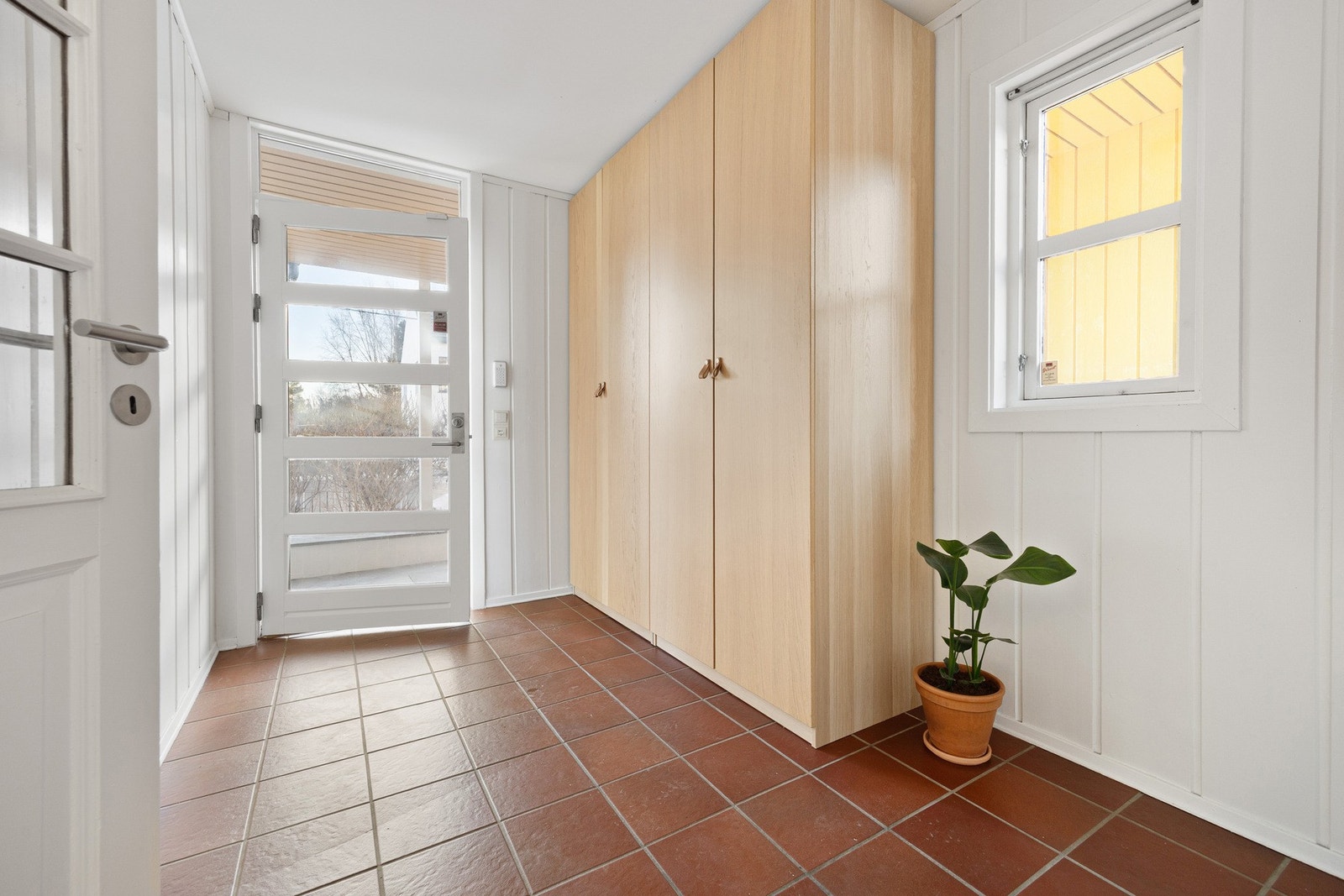 Romslig entré/gang med god plass til oppbevaring av yttertøy og sko. Galleribilde