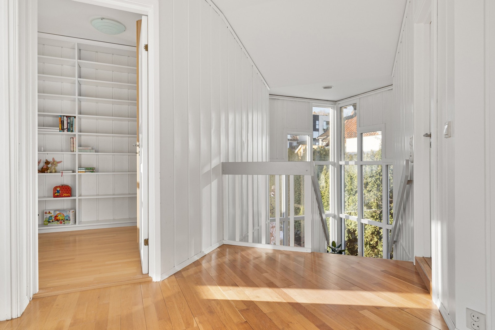 Lys og luftig etasje. Galleribilde