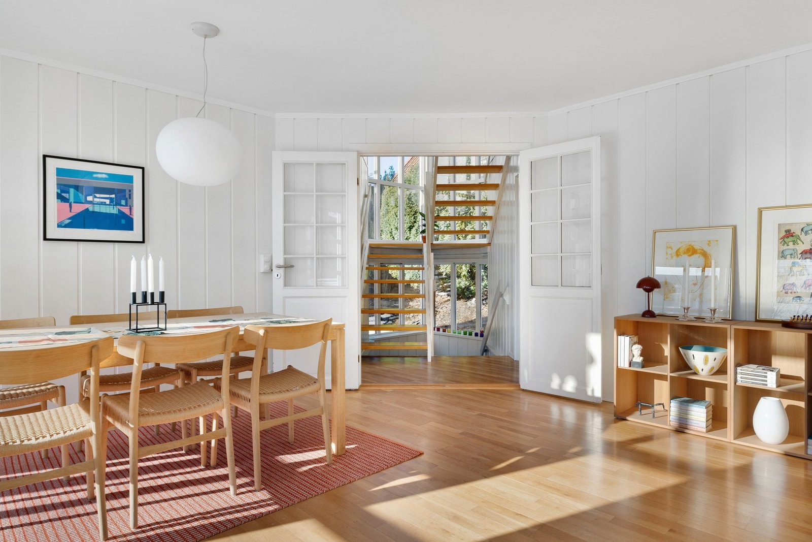 Store vindusflater både i front og på siden gjør det mulig fra stuen å følge med på utendørs aktiviteter på flere sider av huset. Galleribilde