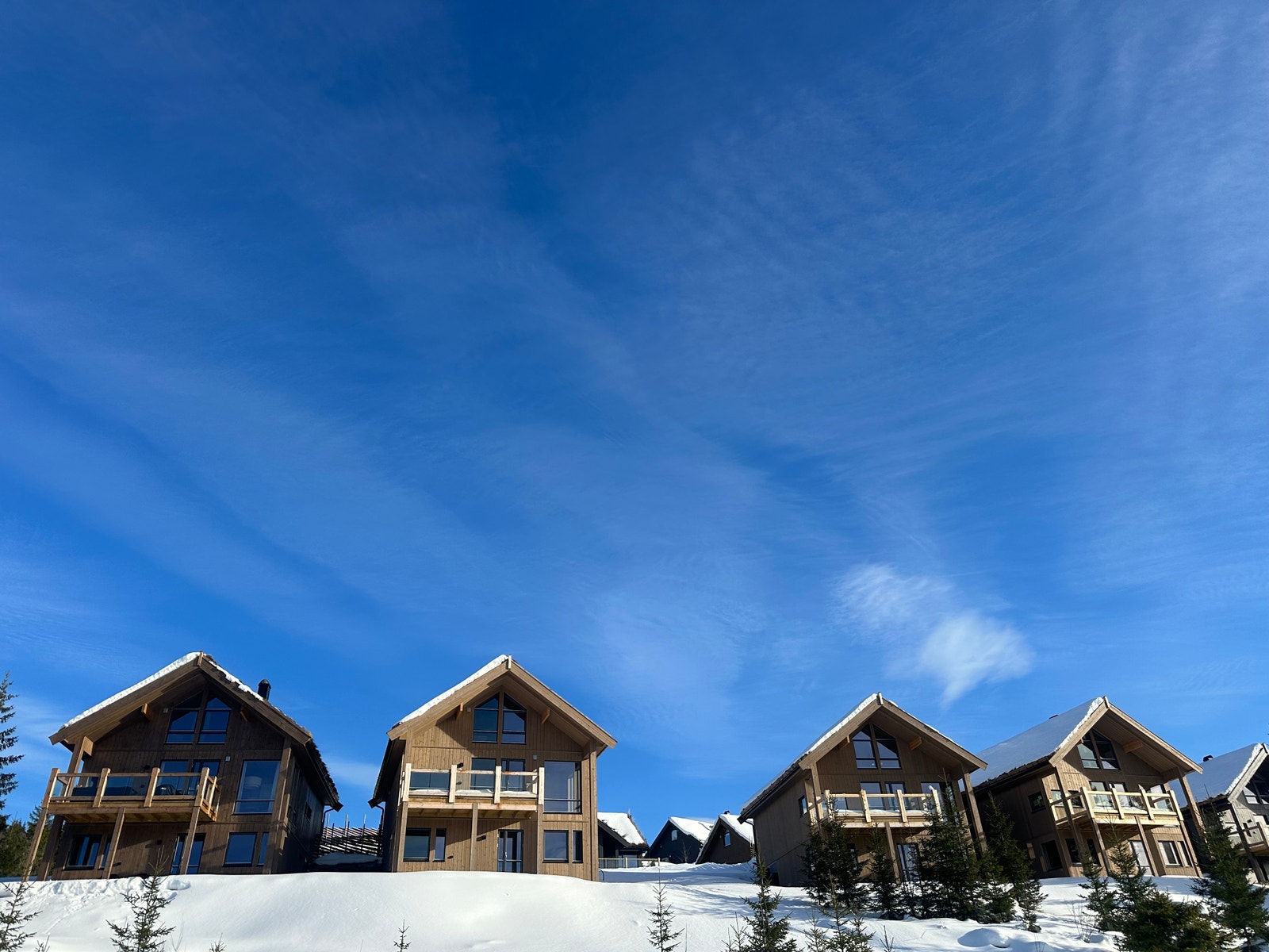 Panoramautsikt fra våre innflyttingsklare Lodgehytter i Storsteinlia. Pris fra 6.500 000kr Galleribilde