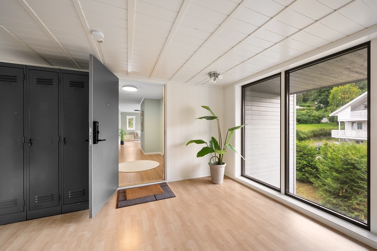 Velkommen inn! Romslig entré med god plass. Kodelås på alle dører for en 100% nøkkelfri hverdag. Galleribilde
