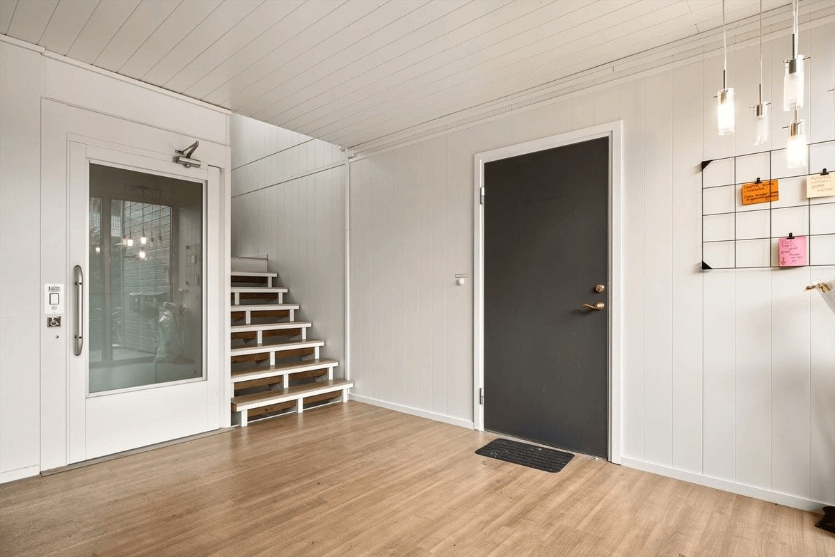 Velkommen inn! Heis i bygget. Galleribilde