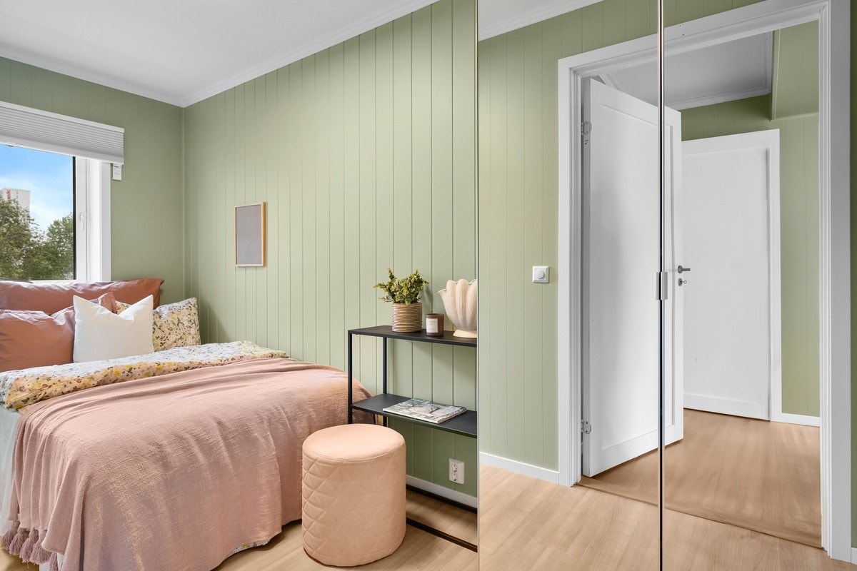 Dette er Saturn. Soverommene er av god størrelse med plass til det man trenger. Nye garderobeskap med speilfronter, seng, panelovn og solskjerming medfølger. Galleribilde