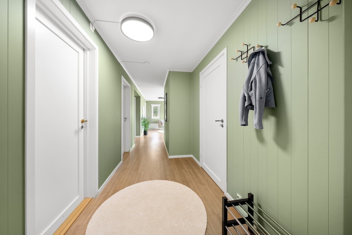 Velkommen inn! Romslig entré med god plass for å oppbevare ytterklær og sko. Oppheng for yttertøy og skohyller følger leiligheten. Galleribilde