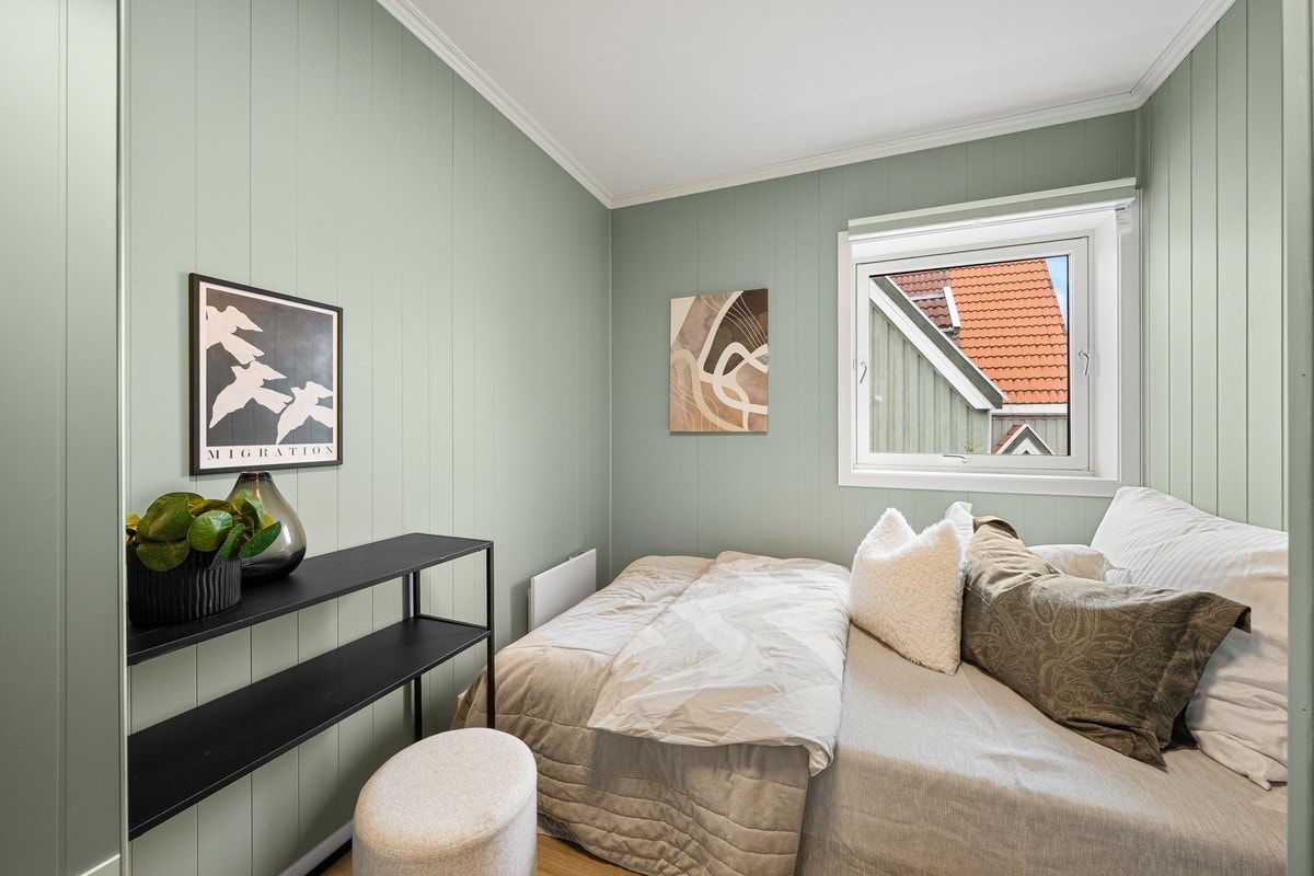 Dette er Solen. Soverommene er av god størrelse med plass til det man trenger. Nye garderobeskap med speilfronter, seng, panelovn og solskjerming medfølger. Galleribilde