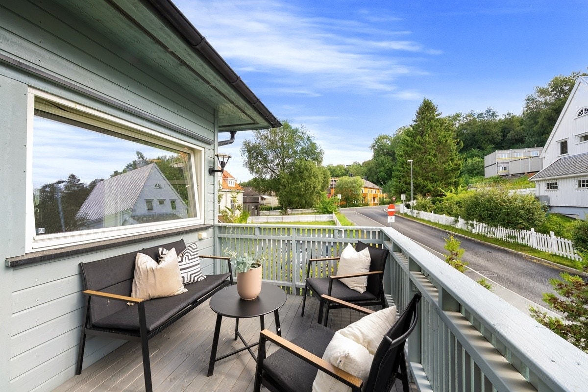 Koselig sørvendt balkong med utgang fra stuen. Her kan man nyte gode solforhold. Galleribilde