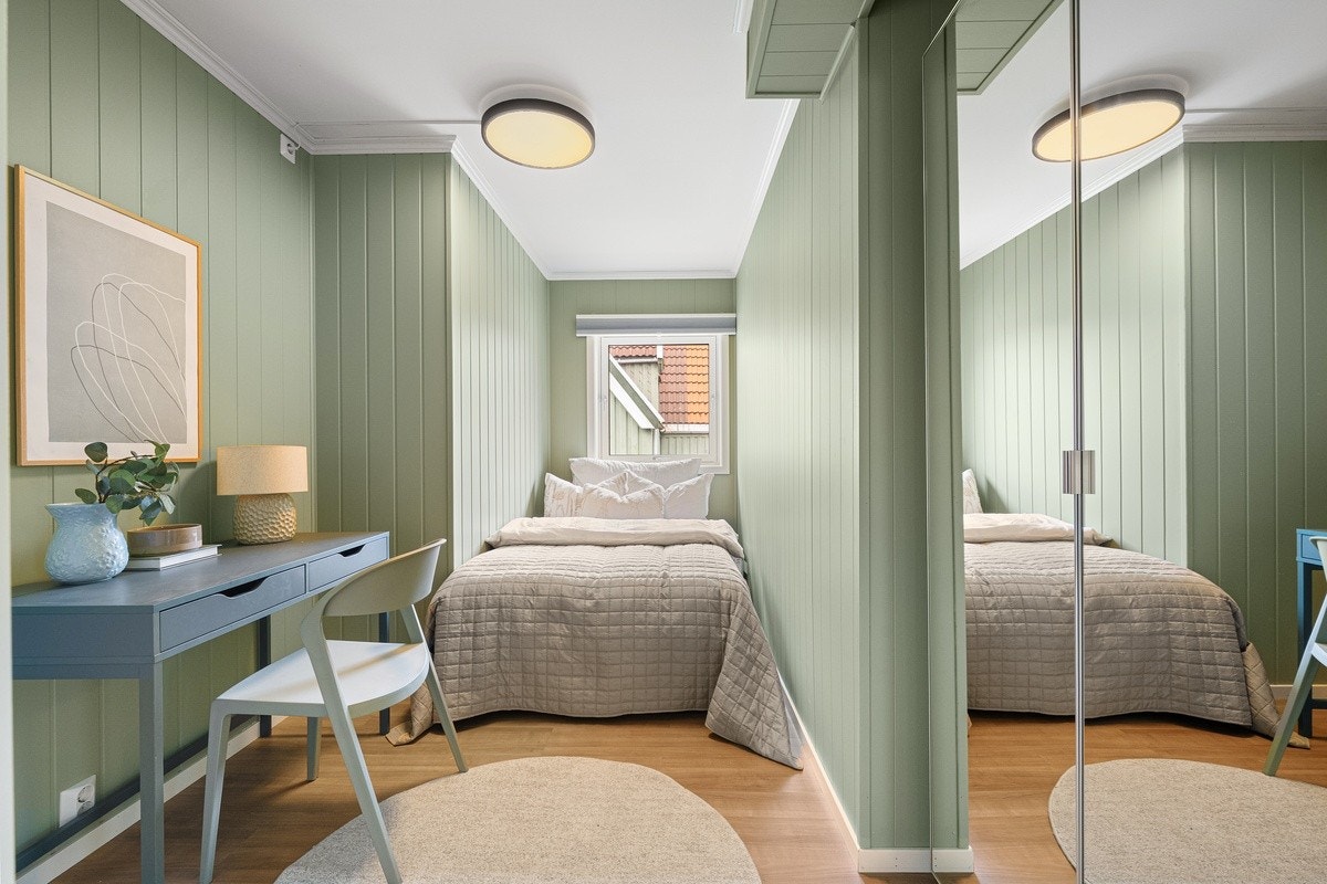 Dette er Jupiter. Soverommene er av god størrelse med plass til det man trenger. Nye garderobeskap med speilfronter, seng, panelovn og solskjerming medfølger. Galleribilde