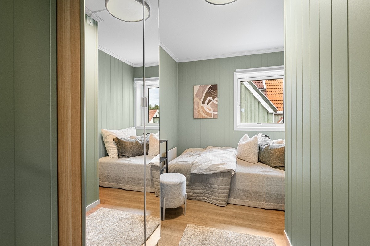 Dette er Solen. Soverommene er av god størrelse med plass til det man trenger. Nye garderobeskap med speilfronter, seng, panelovn og solskjerming medfølger. Galleribilde