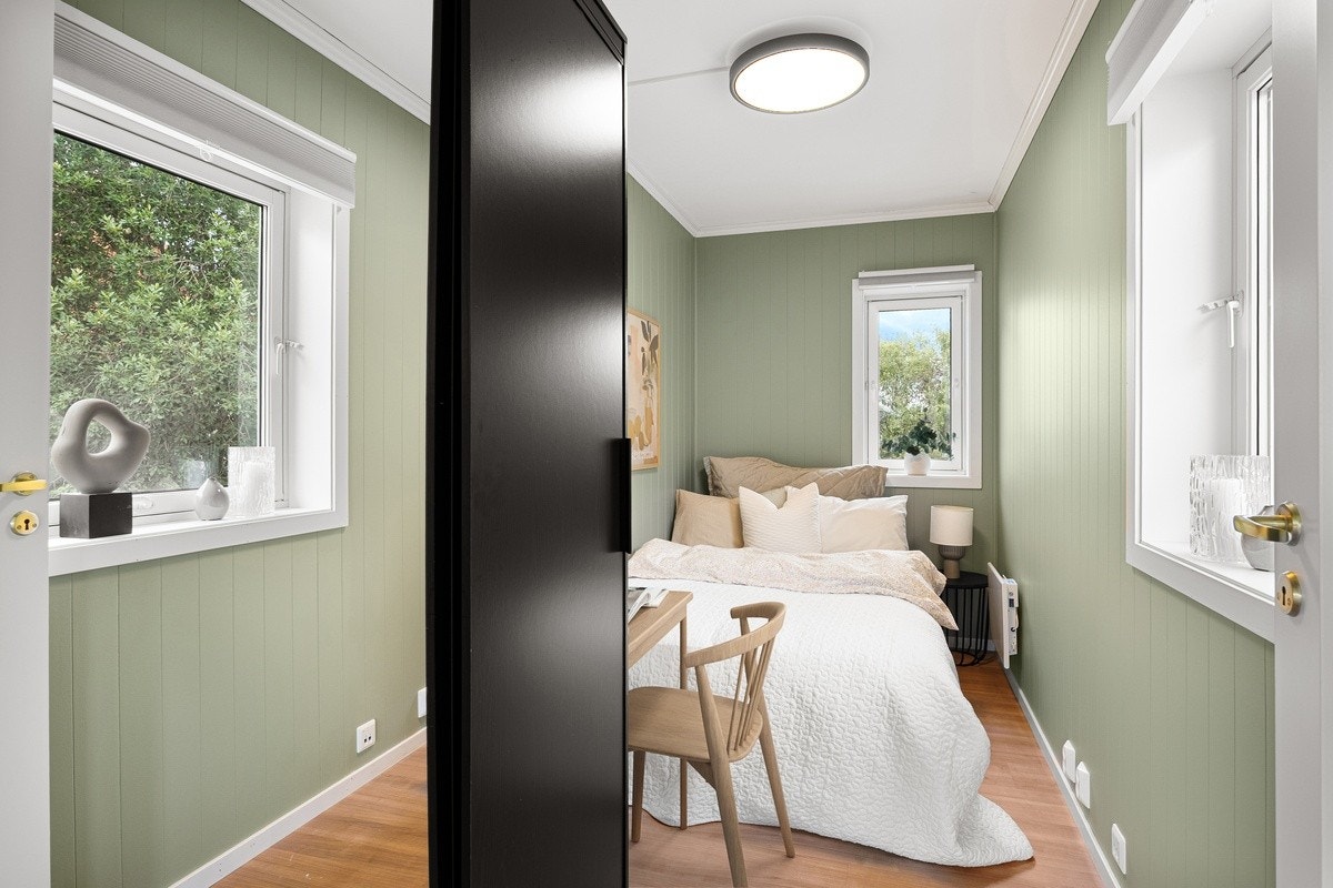 Dette er Neptun. Soverommene er av god størrelse med plass til det man trenger. Nye garderobeskap med speilfronter, seng, panelovn og solskjerming medfølger. Galleribilde