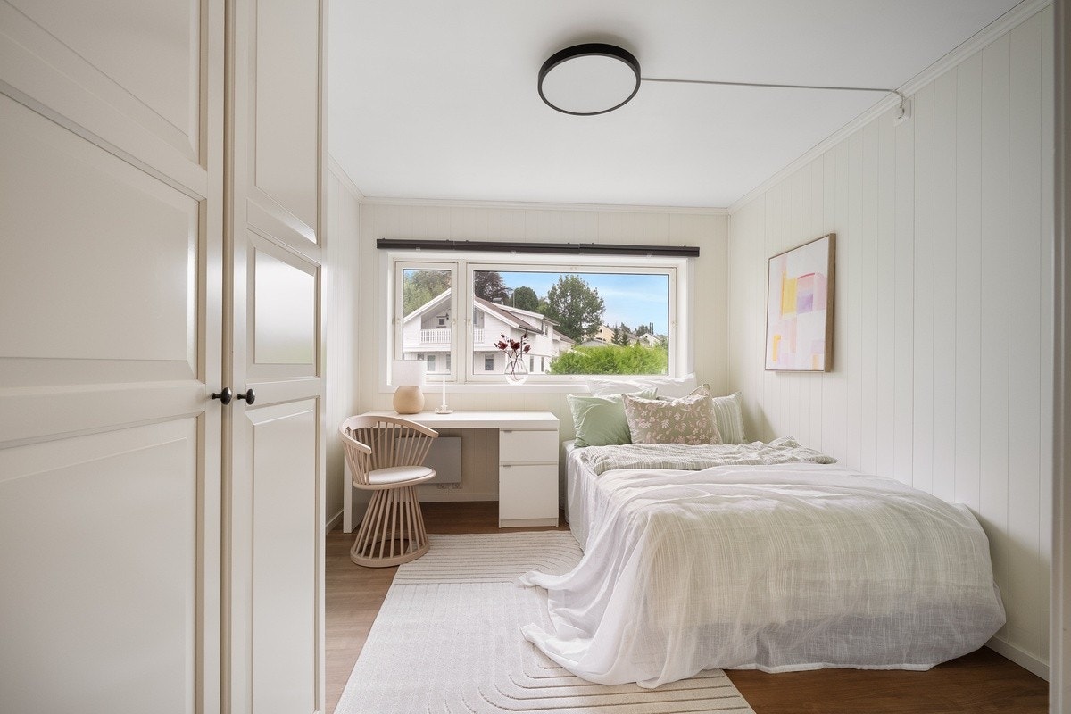 Dette er Merkur på hele 10 kvm. Soverommene er av god størrelse med plass til det man trenger. Nye garderobeskap med speilfronter, seng, panelovn og solskjerming medfølger. Galleribilde